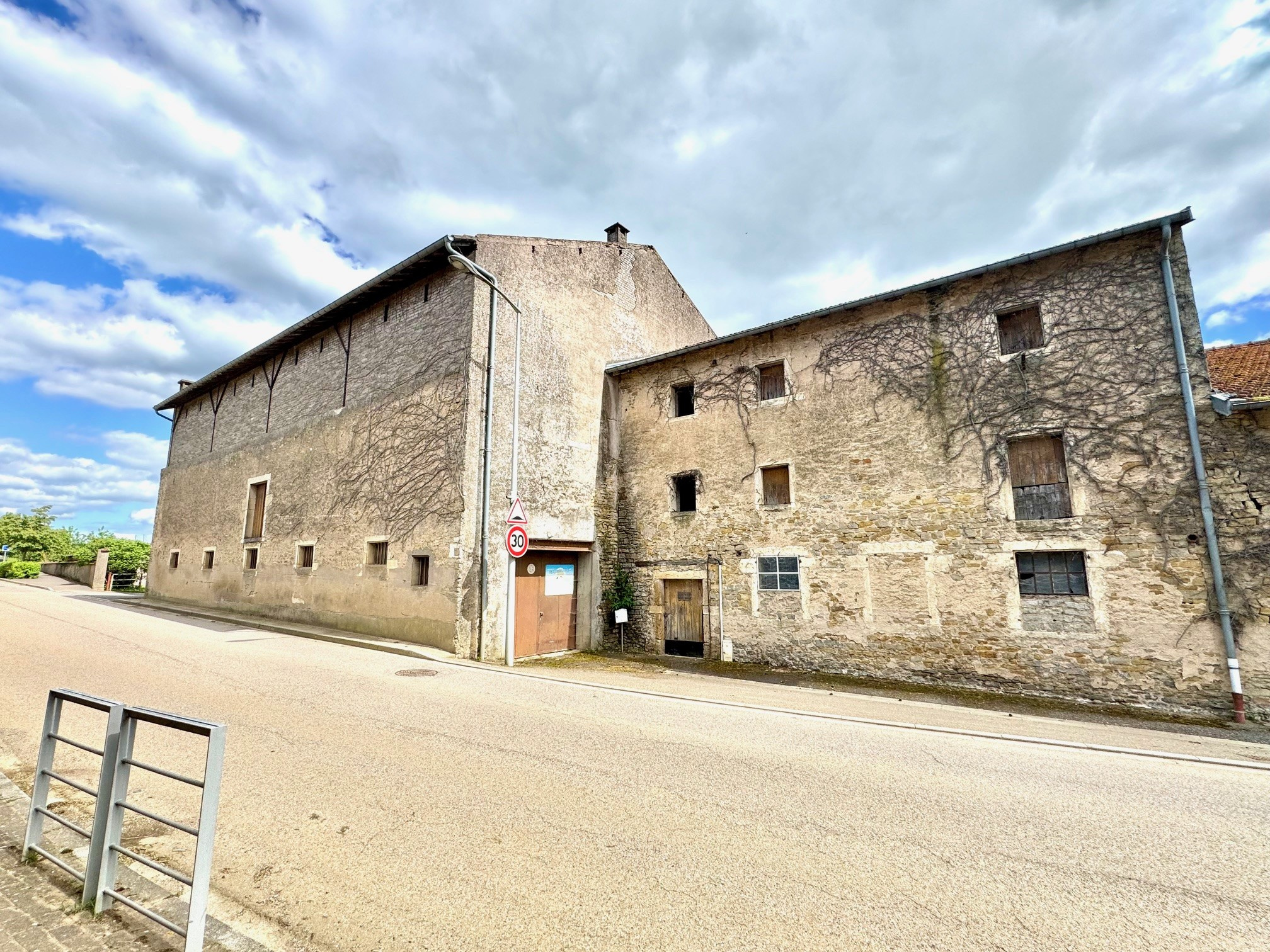 BATIMENT A FORT POTENTIEL - PROCHE PULNOY : 130 000 EUR FAI