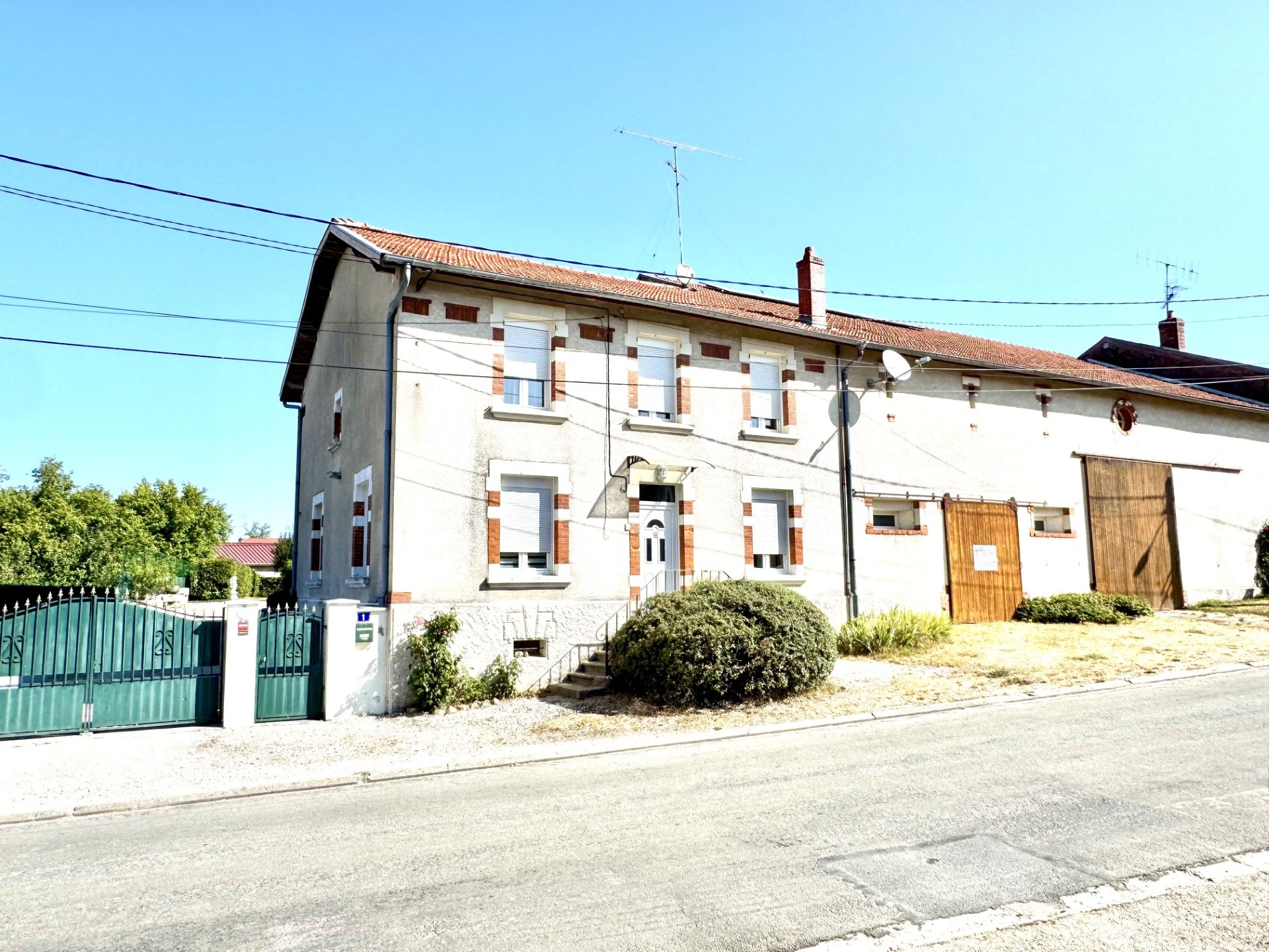 CLERMOND EN ARGONNE SUPERBE CORPS DE FERME RENOVE : 250 00
